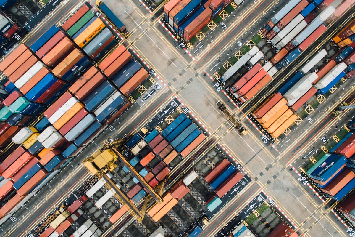 Container di un porto — infrastruttura del commercio internazionale